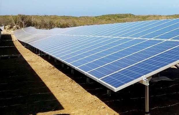 Panneau solaire installé alimentant une structure.